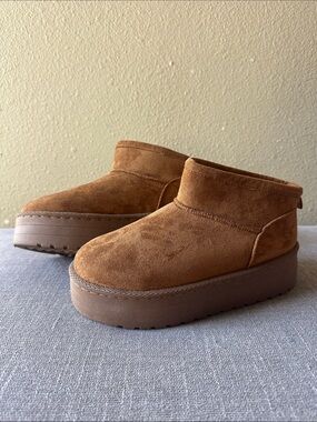 SO Women’s Chestnut Faux Suede Fur Lined Platform Boots Size 6
